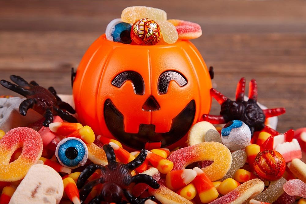 Read more about the article Halloween Candy Guide: How to Enjoy Treats Without Damaging Your Braces